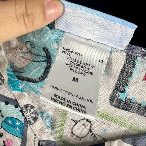 SB Scrubs Top Christmas Winter Snowman Unisex Medium Pockets Nursing Medical - Picture 9 of 9